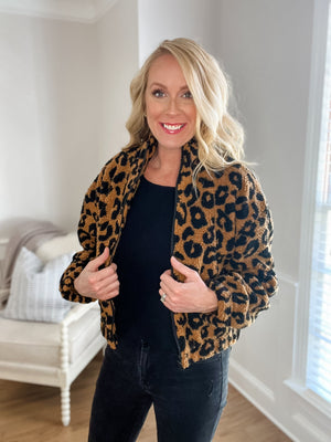 
            
                Load image into Gallery viewer, Leopard Sherpa Jacket
            
        
